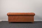 Sofá Chesterfield cojines cuero - Imagen 6