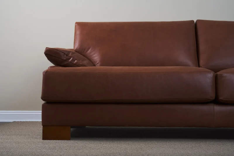 Muebles Cecilia Santander 2025_sofá manhattan cuero_14971_alta