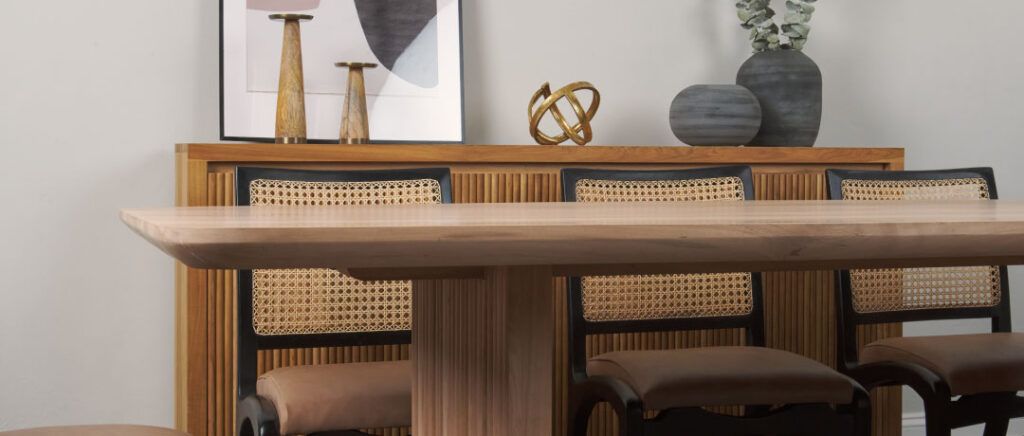 Mesa de comedor y sillas de madera con diseño artesanal, reflejando la calidad y el "saber hacer" en muebles con materiales nobles. Cecilia Santander.
