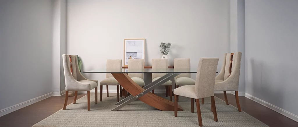 Comedor con sillas diferentes alrededor de mesa de vidrio y madera, ejemplo de combinación armónica en decoración.
