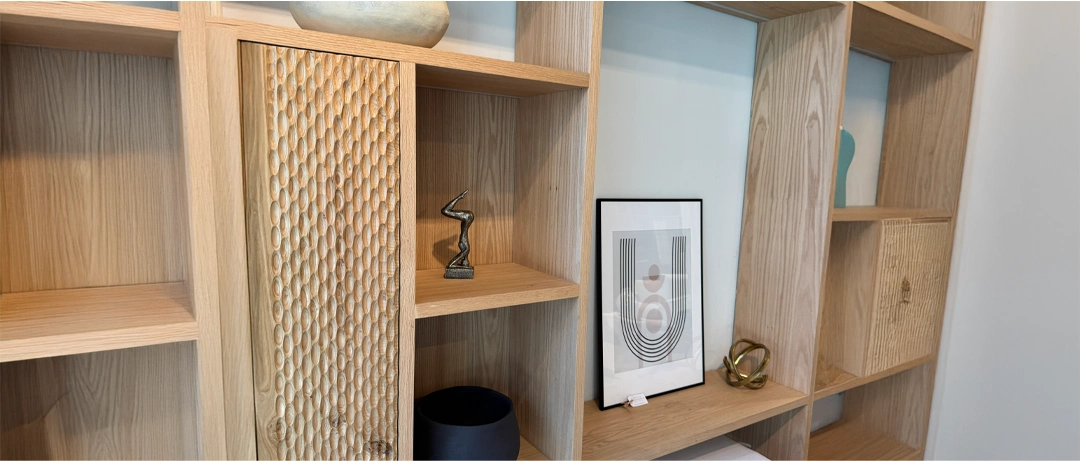 Detalle de repisa de madera con piezas de cerámica artesanal en una decoración interior
